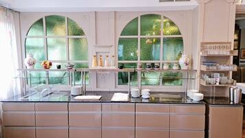 TĂ€gliches FrĂŒhstĂŒcksbuffet (22 EUR pro Person)