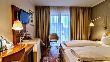 Kamar Double Standar | Seprai antialergi, selimut bulu angsa, minibar, dan brankas