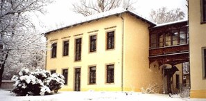 A yellow building with multiple windows and a covered entrance. - Gästehaus Villa Seraphinum (Dresden)