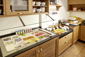 Montaje de bufé con diferentes alimentos y salsas.