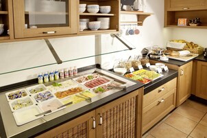 Desayuno buffet diario (EUR 10.00 por persona)