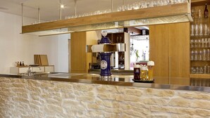 A stone counter with a beer tap and glasses. - Gasthof Lerner (Freising)
