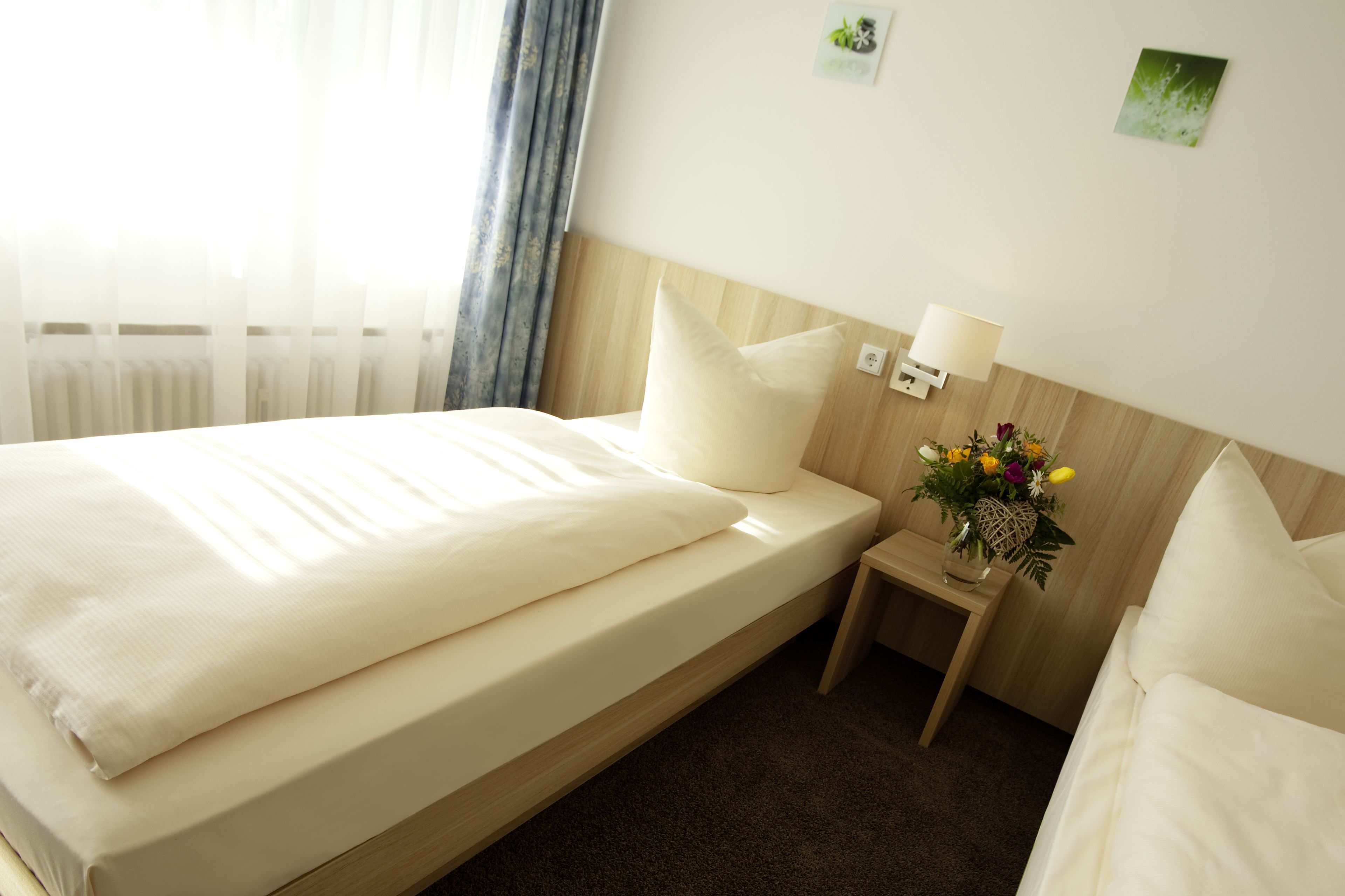 desk, blackout curtains, soundproofing, free wifi