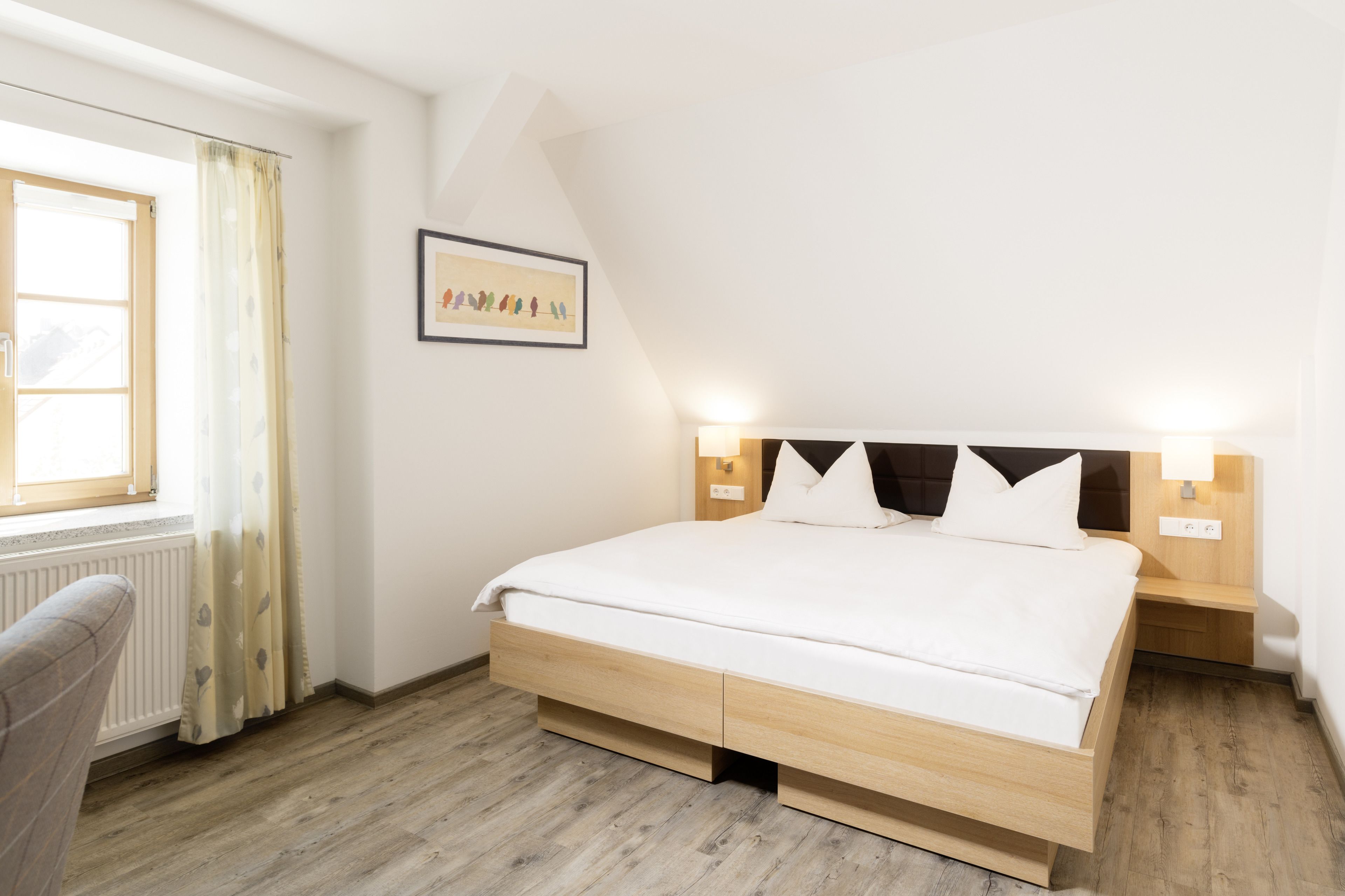 desk, blackout curtains, soundproofing, free wifi