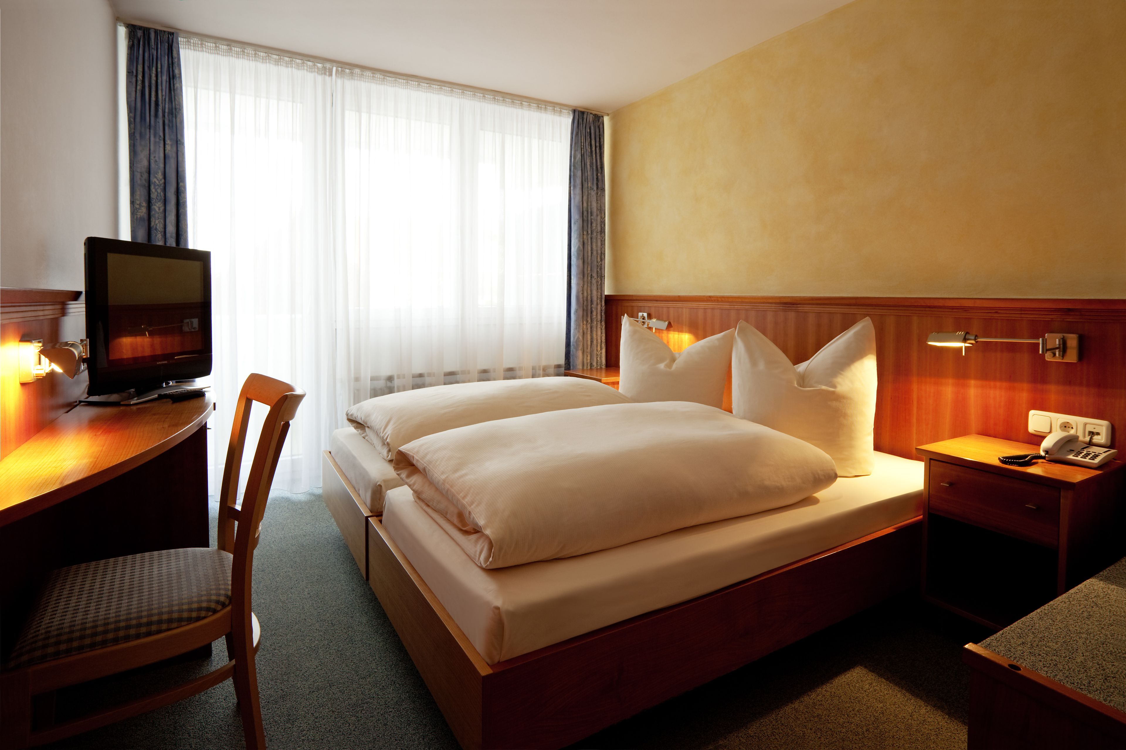 desk, blackout curtains, soundproofing, free wifi