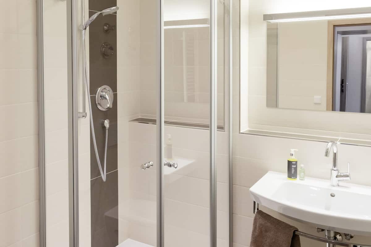 desk, blackout curtains, soundproofing, free wifi