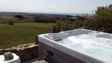 House, Private Bathroom (Tan Y Cytiau Holiday Home) | Outdoor spa tub