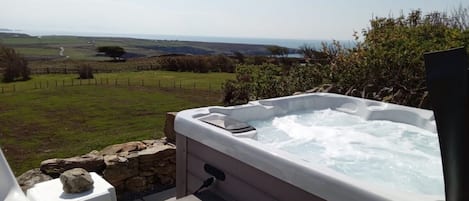 Casa, baño privado (Tan Y Cytiau Holiday Home) | Tina de hidromasaje al aire libre