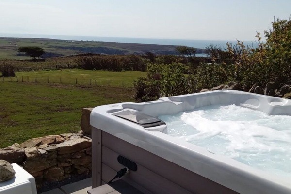 House, Private Bathroom (Tan Y Cytiau Holiday Home) | Outdoor spa tub