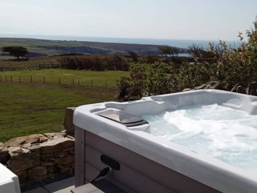 House, Private Bathroom (Tan Y Cytiau Holiday Home) | Outdoor spa tub