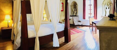 Svit Deluxe - 1 kingsize-säng | Sängtillbehör av högsta kvalitet, duntäcken, bäddmadrasser och minibar