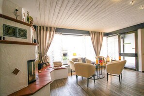 60-inch flat-screen TV with cable channels, TV - Hotel Brandl (Bad Woerishofen)