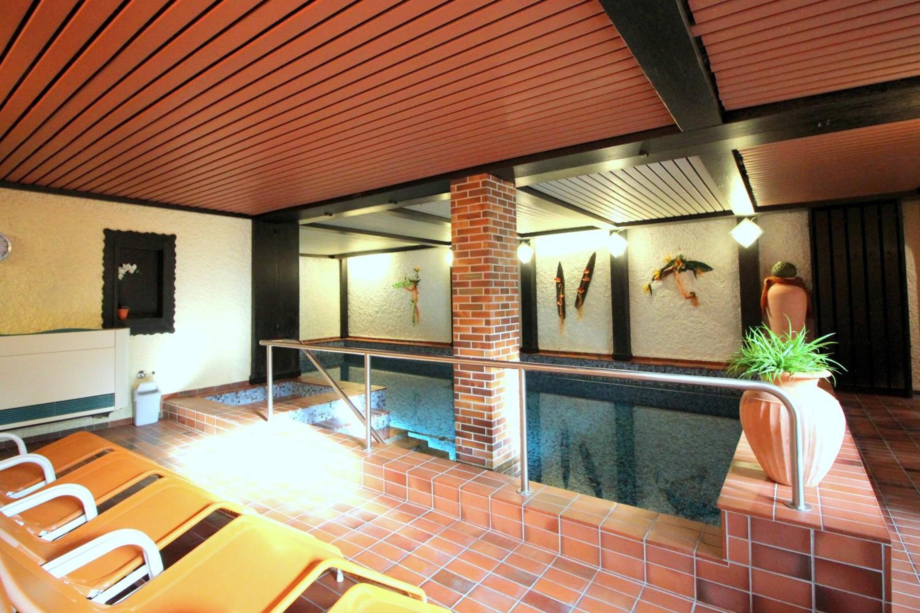 Indoor pool, pool loungers