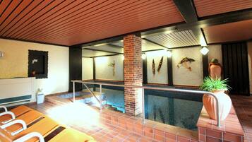 Piscine couverte, chaises longues