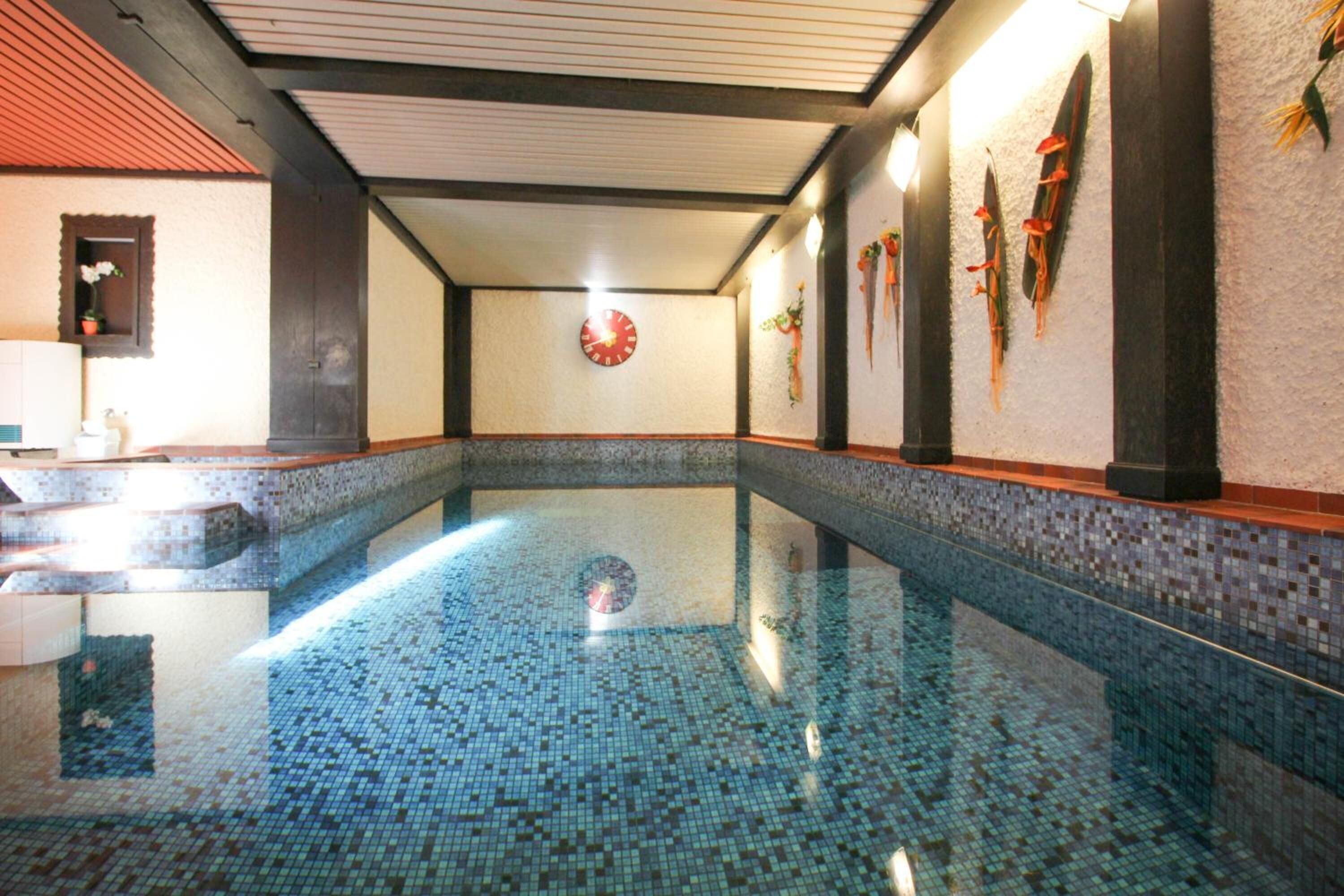 indoor pool, pool loungers