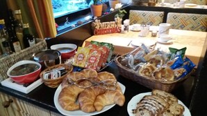 A breakfast buffet with croissants, bread, and pastries. - Hotel Brandl (Bad Woerishofen)