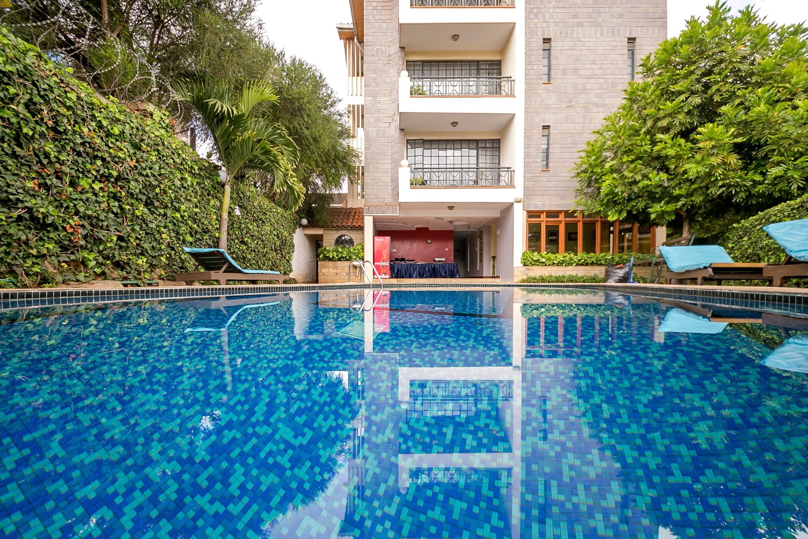 Una piscina al aire libre