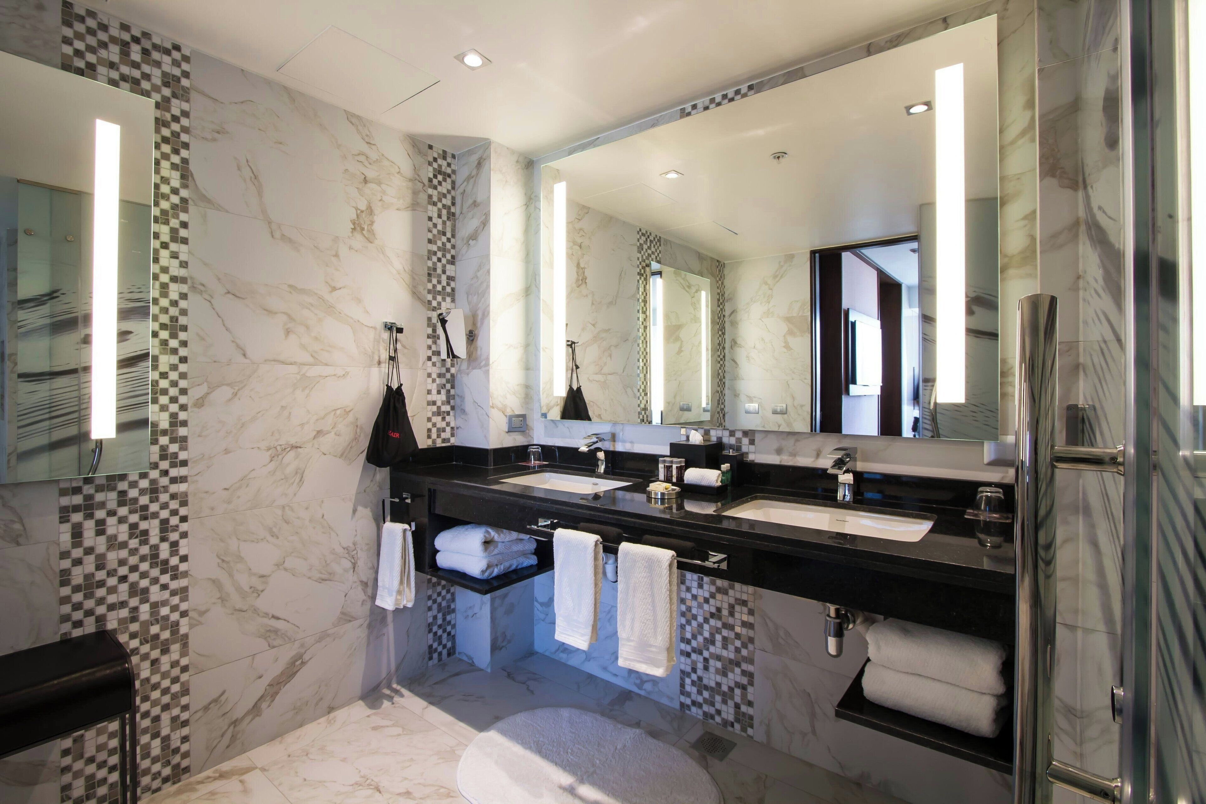 club suite, 1 king bed | 1 bedroom, premium bedding, pillow-top beds, minibar