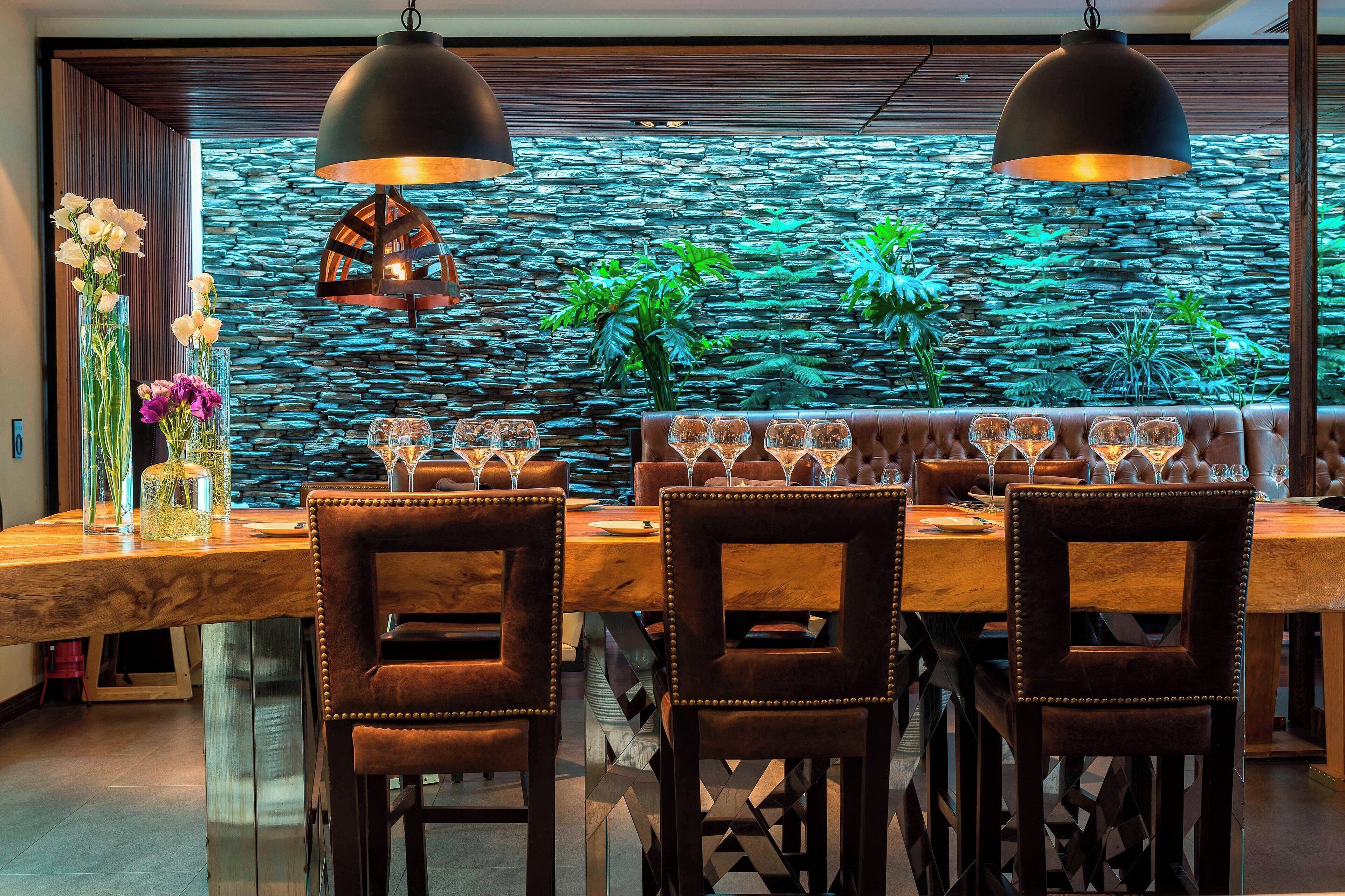 breakfast, lunch, dinner served; international cuisine