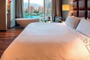 Ropa de cama de alta calidad, colchones con pillow-top y minibar 