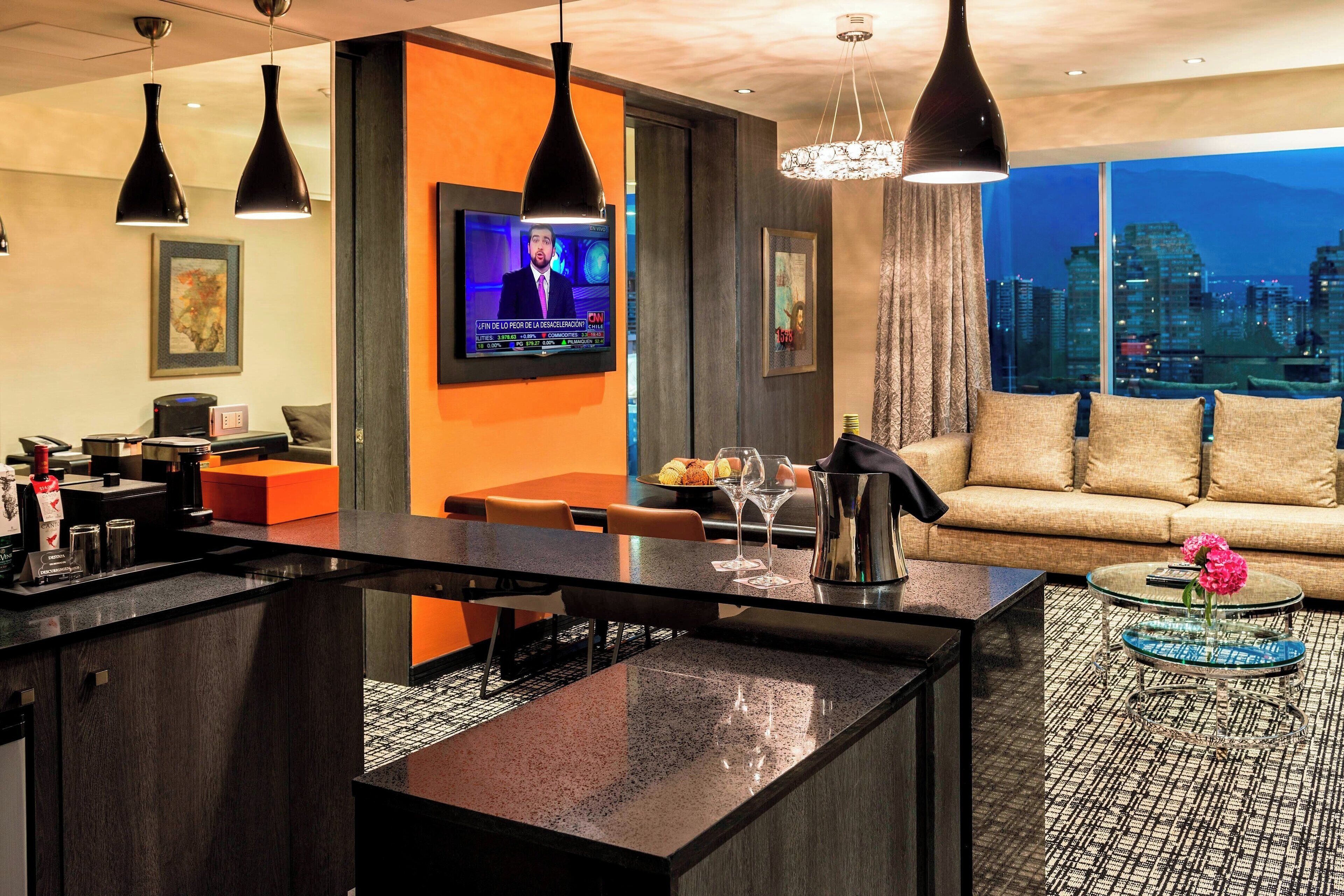 club suite, 1 king bed | 1 bedroom, premium bedding, pillow-top beds, minibar