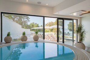 Indoor spa tub