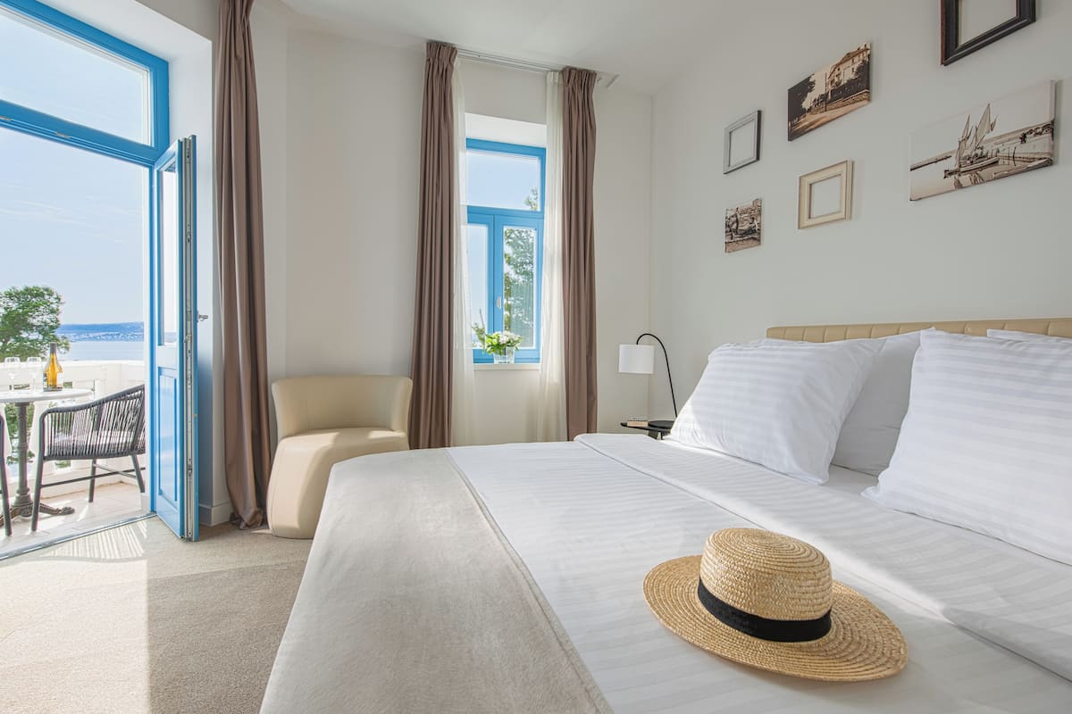 premium suite, 1 bedroom, balcony | 1 bedroom, minibar, in-room safe, desk