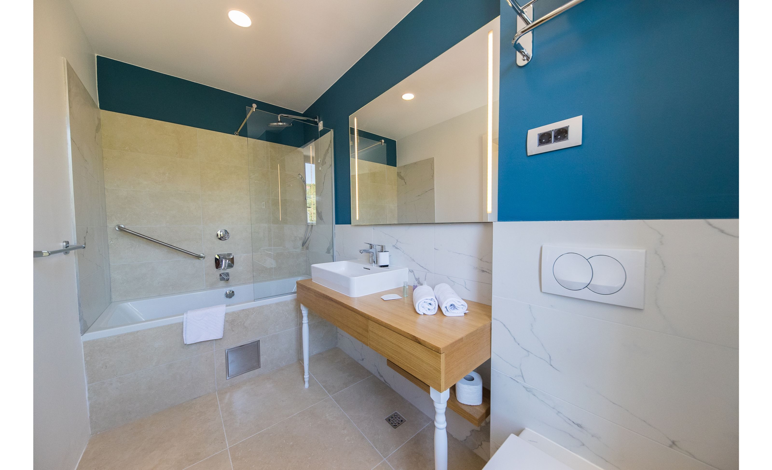 superior single room, balcony | bathroom | free toiletries, hair dryer, bathrobes, slippers