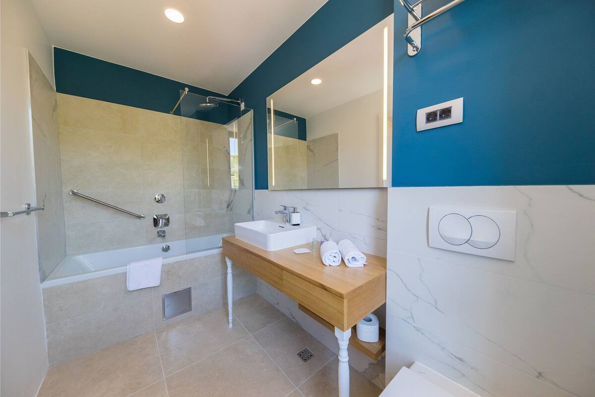 superior single room, balcony | bathroom | free toiletries, hair dryer, bathrobes, slippers