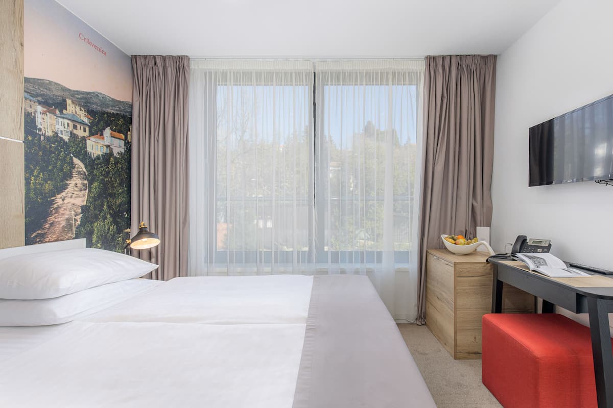 classic double or twin room, balcony | 1 bedroom, minibar, in-room safe, desk