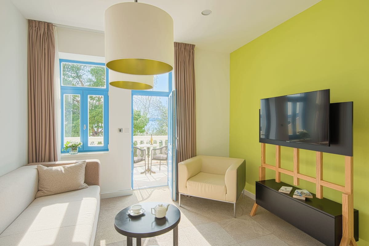 premium suite, 1 bedroom, balcony | living room | tv