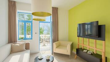 尊榮套房, 1 間臥室, 陽台 | 客廳 | 電視