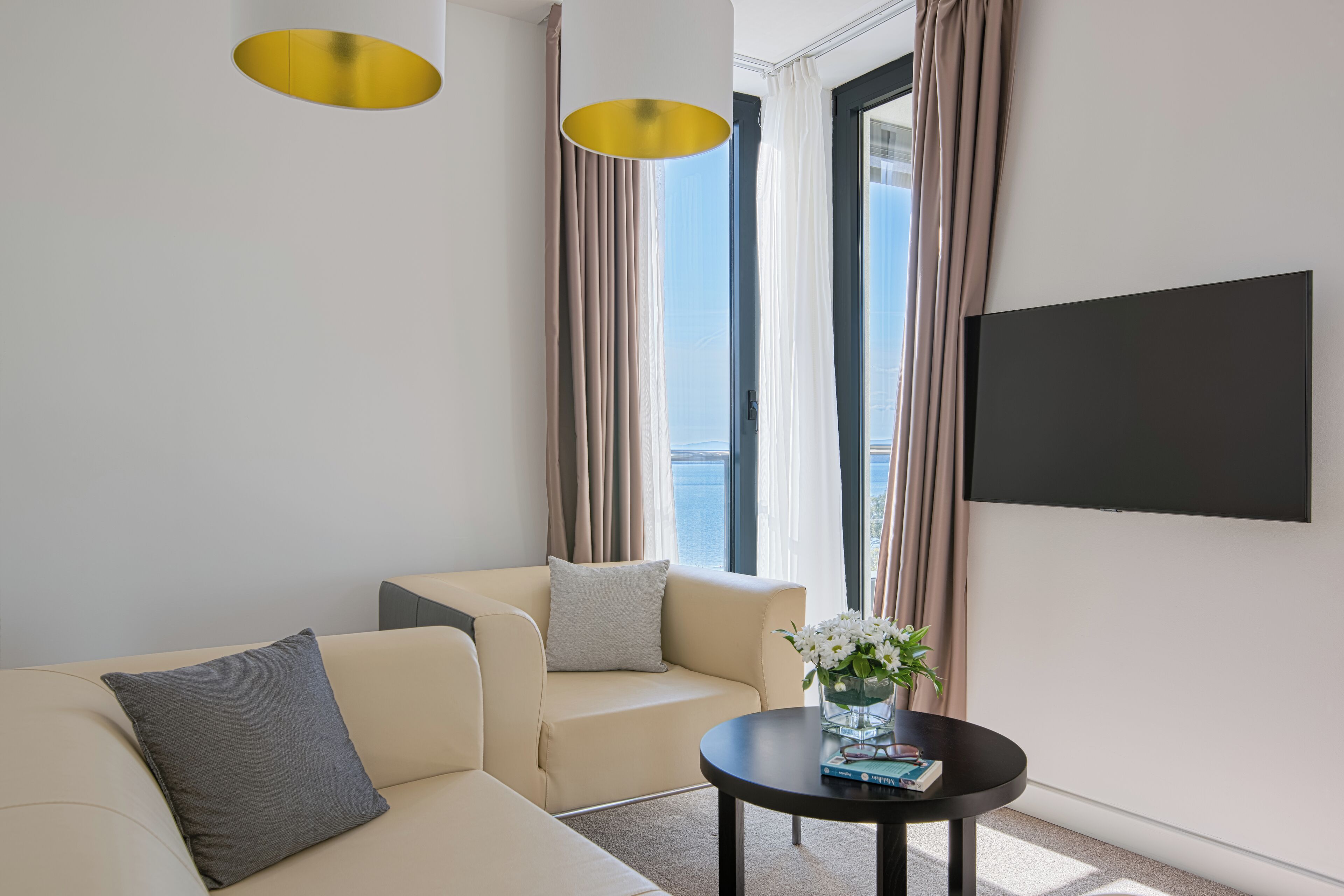 deluxe suite, 2 bedrooms | 1 bedroom, minibar, in-room safe, desk