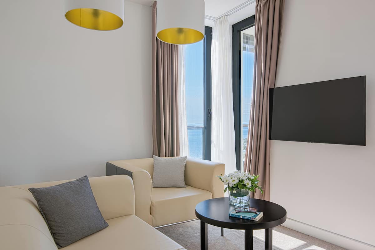 deluxe suite, 2 bedrooms | 1 bedroom, minibar, in-room safe, desk