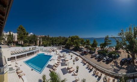 Una piscina al aire libre de temporada, sombrillas, tumbonas. Boutique hotel Esplanade