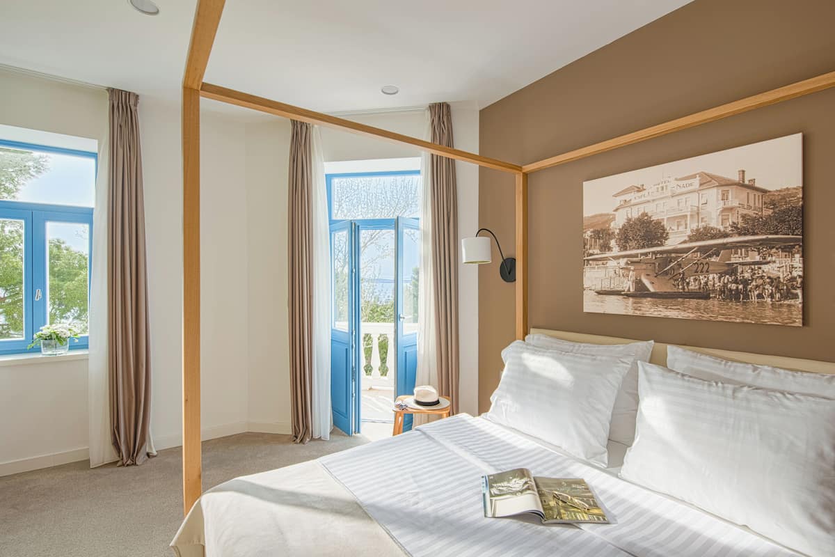 Premium-suite - 1 soveværelse - balkon | 1 soveværelse, minibar, pengeskab på værelset, skrivebord