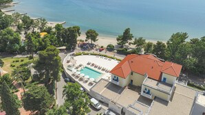 Un complexe hôtelier doté d’une piscine, d’un accès à la plage et offrant une vue sur la mer.