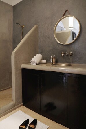 Luxury Room | Bathroom | Shower, towels - Riad L'oiseau Du Paradis (Marrakech)
