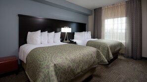 خزنة داخل الغرفة ومكتب وتجهيزات عازلة للصوت ومكواة/لوح كي