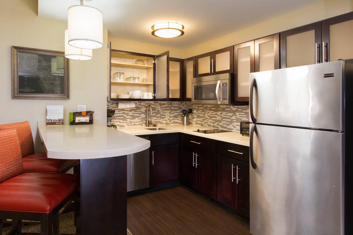 Private kitchen | Coffee/tea maker, full-size fridge, microwave, stovetop