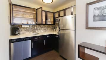 Full-size fridge, microwave, stovetop, dishwasher