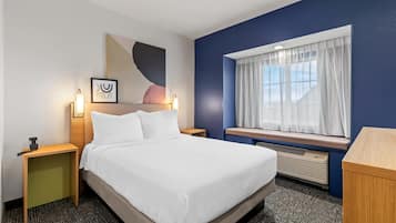 Escritorio, espacio para trabajar con laptop y cortinas blackout