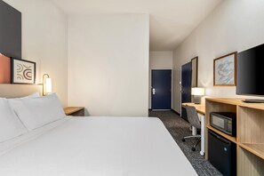 Kamar, 1 Tempat Tidur Queen, akses difabel (Mobility & Hearing, Roll-in Shower) | Meja kerja, ruang kerja ramah laptop, dan tirai kedap cahaya