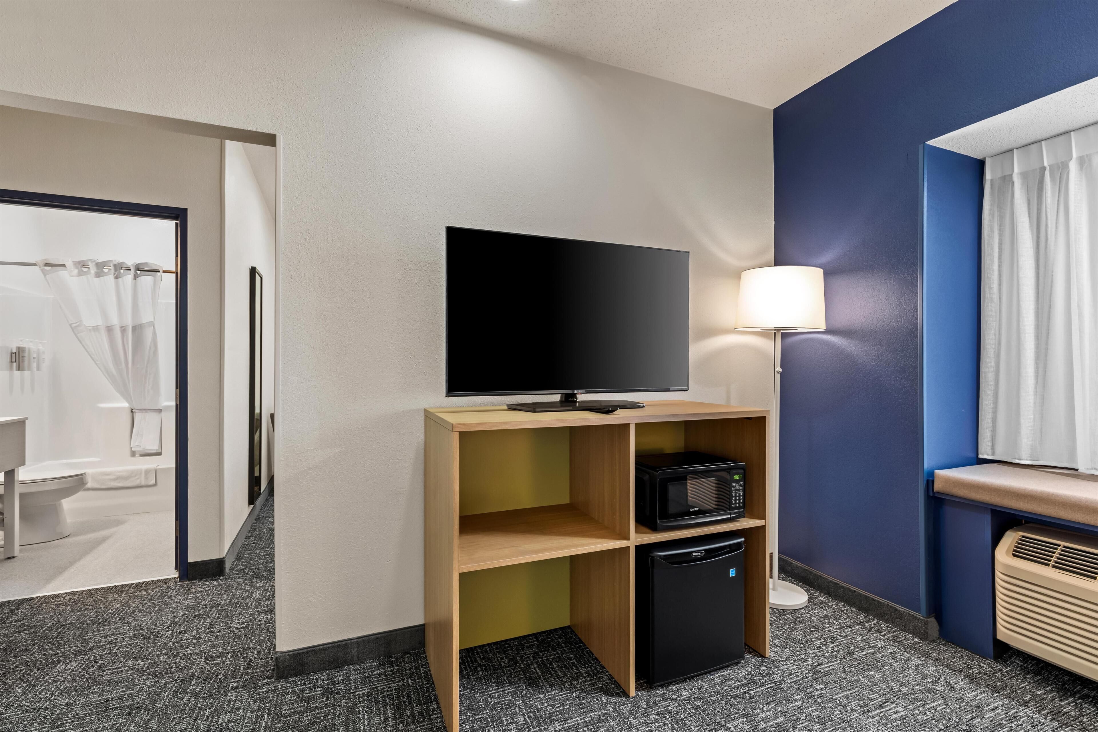 Työpöytä, kannettavalle tietokoneelle sopiva työtila, pimennysverhot