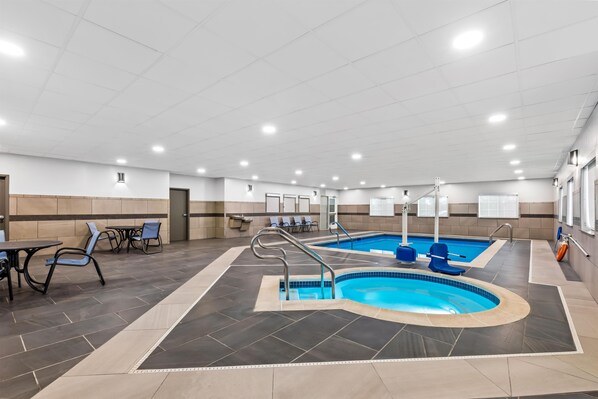 Zona de piscina con varias pistas de natación, asientos y una zona cubierta para relajarse.