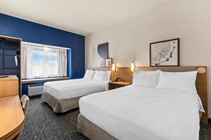 Escritorio, espacio para trabajar con laptop y cortinas blackout 