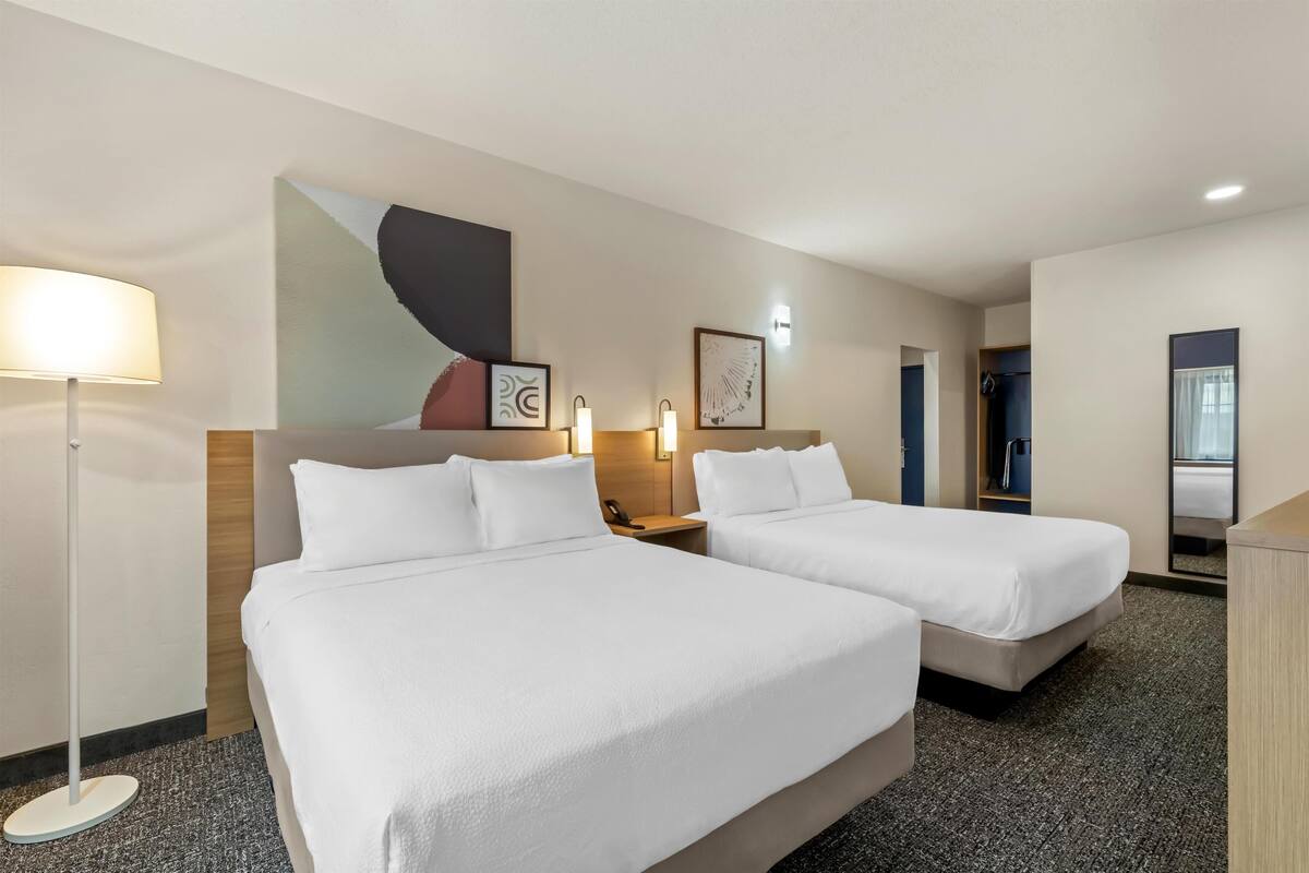 Suite, Beberapa Tempat Tidur | Meja kerja, ruang kerja ramah laptop, dan tirai kedap cahaya