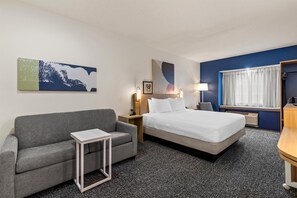 Habitación, 1 cama King size y sofá cama | Área de sala de estar | Televisión de pantalla plana de 50 pulgadas con canales por cable
