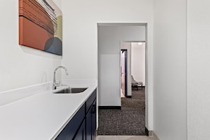 Suite, varias camas | Minibar
