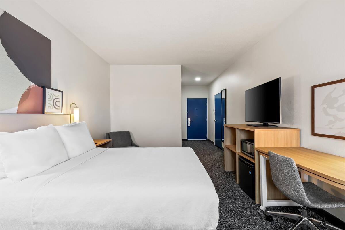Kamar, 1 Tempat Tidur Queen, akses difabel, bathtub (Mobility & Hearing) | Meja kerja, ruang kerja ramah laptop, dan tirai kedap cahaya